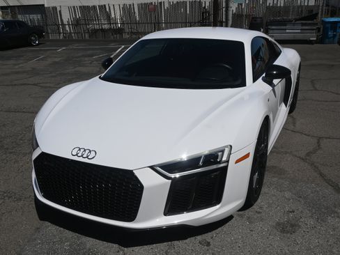 Used 2018 Audi R8 V10 w/ Premium Package RWD image 4