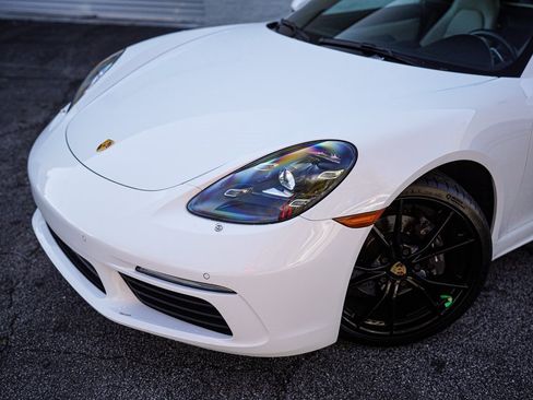 Used 2022 Porsche 718 Cayman image 2