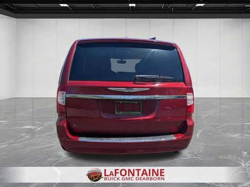 Used 2013 Chrysler Town & Country Touring-L w/ Driver Convenience Group FWD image 4