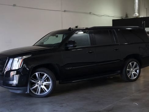 Used 2019 Cadillac Escalade ESV Luxury image 2