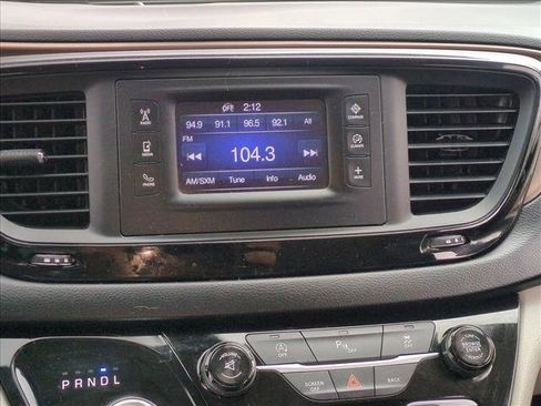 Used 2017 Chrysler Pacifica Touring-L image 11