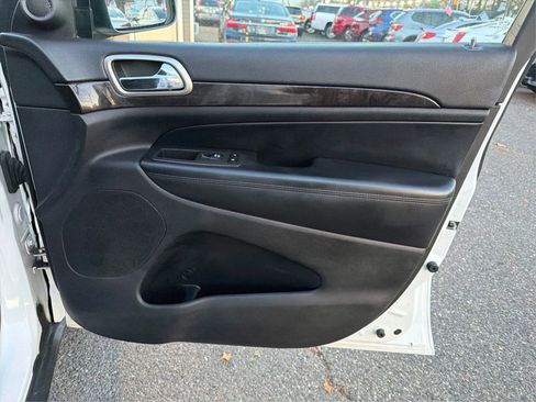 Used 2013 Jeep Grand Cherokee Laredo w/ Laredo E Group image 24