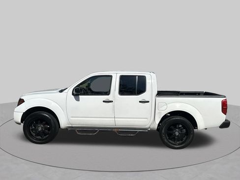 Used 2010 Nissan Frontier SE RWD image 2
