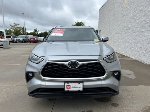 Used 2020 Toyota Highlander XLE AWD/4WD image 2