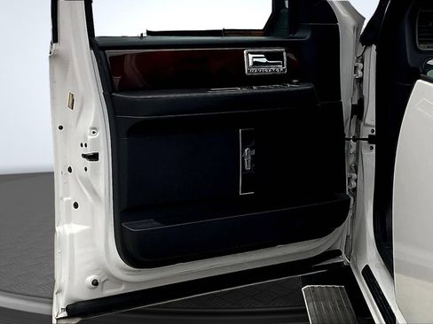 Used 2014 Lincoln Navigator 2WD image 23
