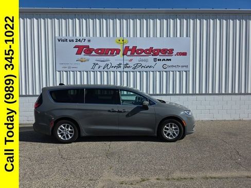 Used 2023 Chrysler Pacifica Touring-L FWD image 1