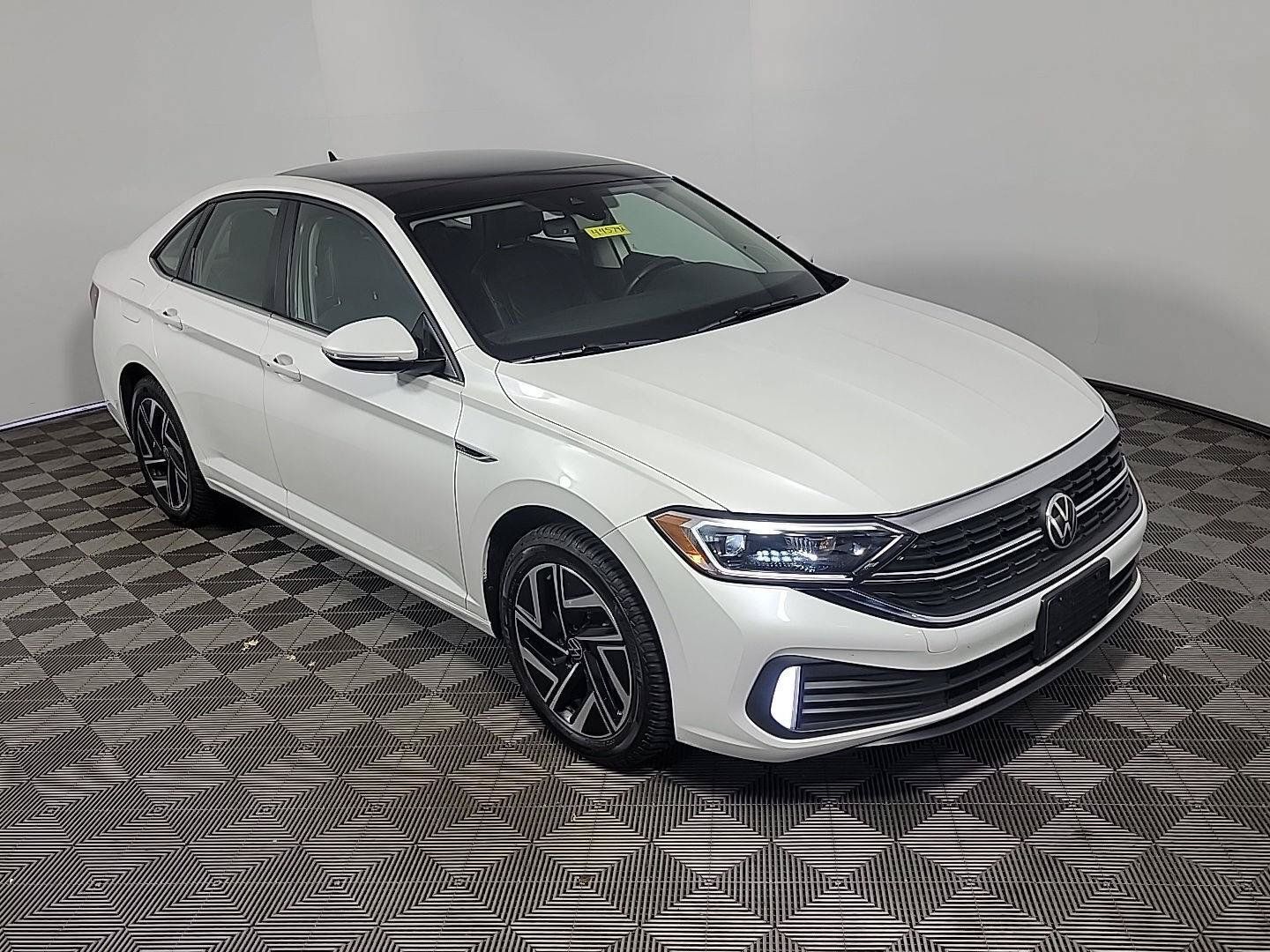 Used 2022 Volkswagen Jetta SEL FWD image 2