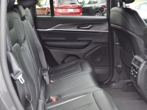 Used 2024 Jeep Grand Cherokee Limited image 21