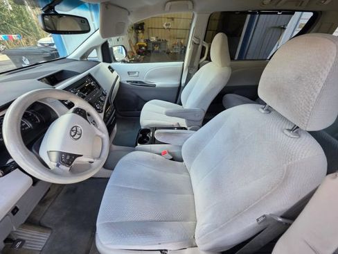 Used 2011 Toyota Sienna LE image 12