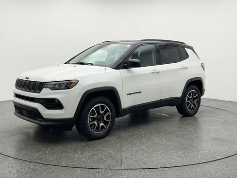 Used 2025 Jeep Compass Trailhawk image 3