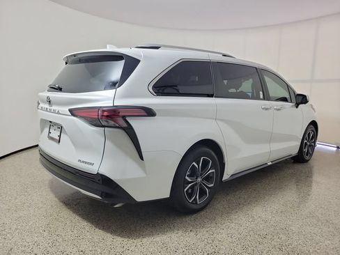 Used 2026 Toyota Sienna Platinum AWD/4WD image 5