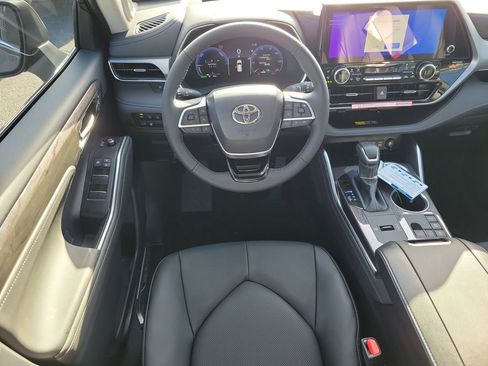 New 2025 Toyota Highlander Platinum image 15