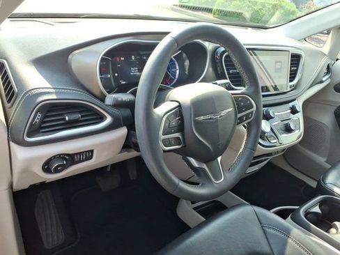 Used 2022 Chrysler Pacifica Touring-L FWD image 8