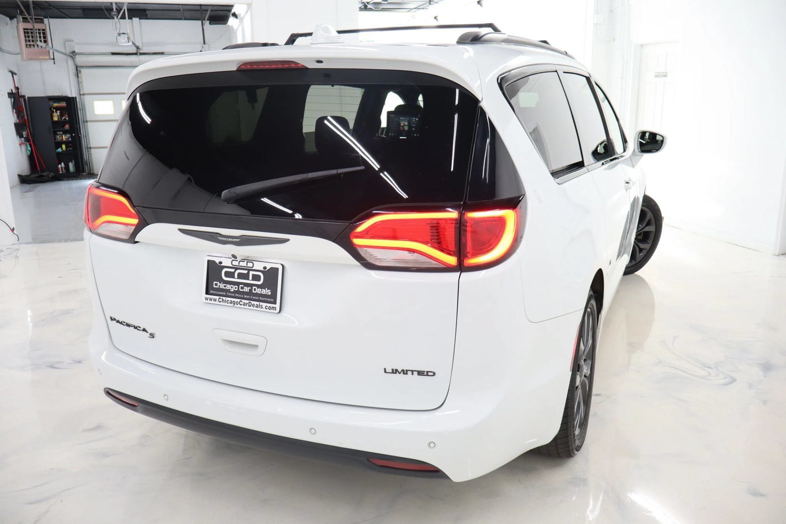 Used 2018 Chrysler Pacifica Limited w/ S Appearance Package FWD image 8