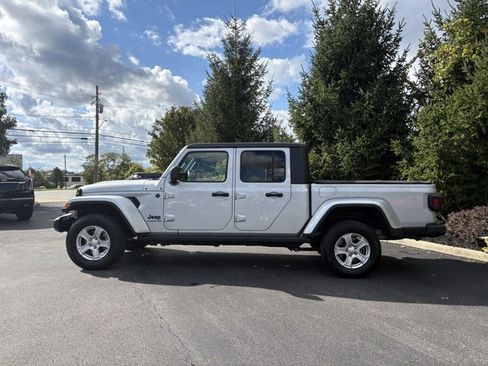 Used 2022 Jeep Gladiator Sport image 2