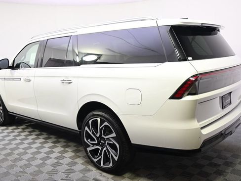 New 2026 Lincoln Navigator L Reserve AWD/4WD image 3