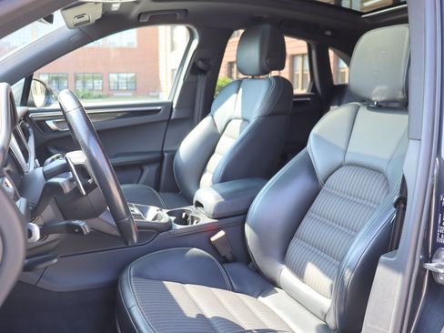 Used 2023 Porsche Macan Turbo AWD/4WD image 11