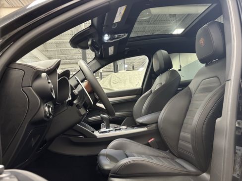 New 2025 Alfa Romeo Stelvio Sprint image 9