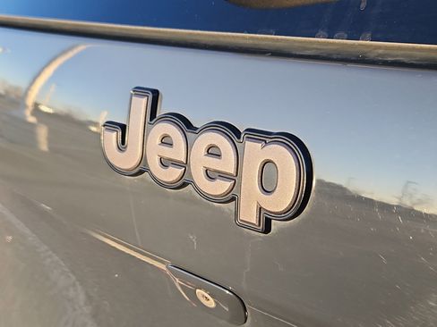 Used 2016 Jeep Cherokee Trailhawk w/ Cold Weather Group image 24