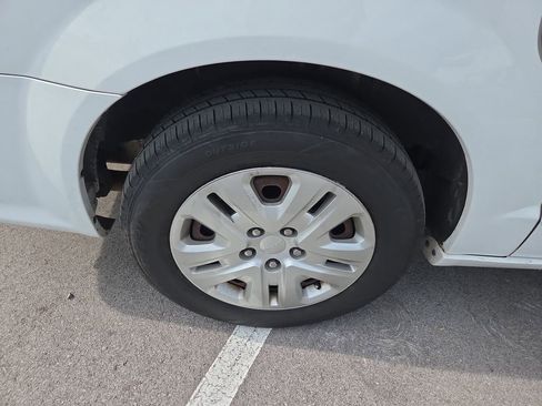 Used 2019 Dodge Grand Caravan SE w/ UConnect Hands-Free Group image 2