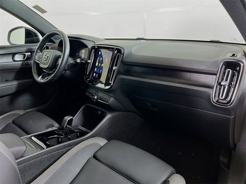 Used 2023 Volvo XC40 Recharge Core image 29