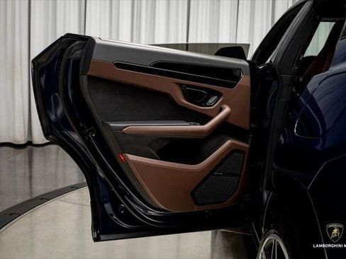 Used 2025 Lamborghini Urus SE AWD/4WD image 48