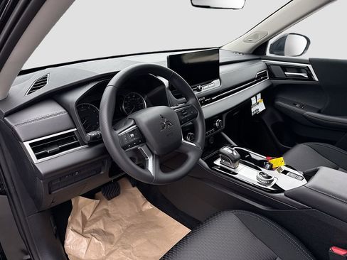 New 2026 Mitsubishi Outlander ES image 9