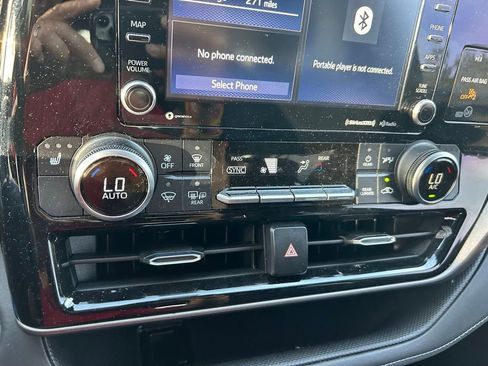 Used 2020 Toyota Highlander XLE FWD image 26