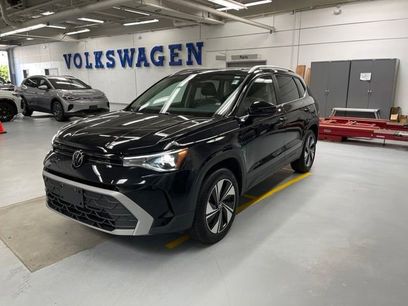 New 2025 Volkswagen Taos SE w/ Panoramic Sunroof Package