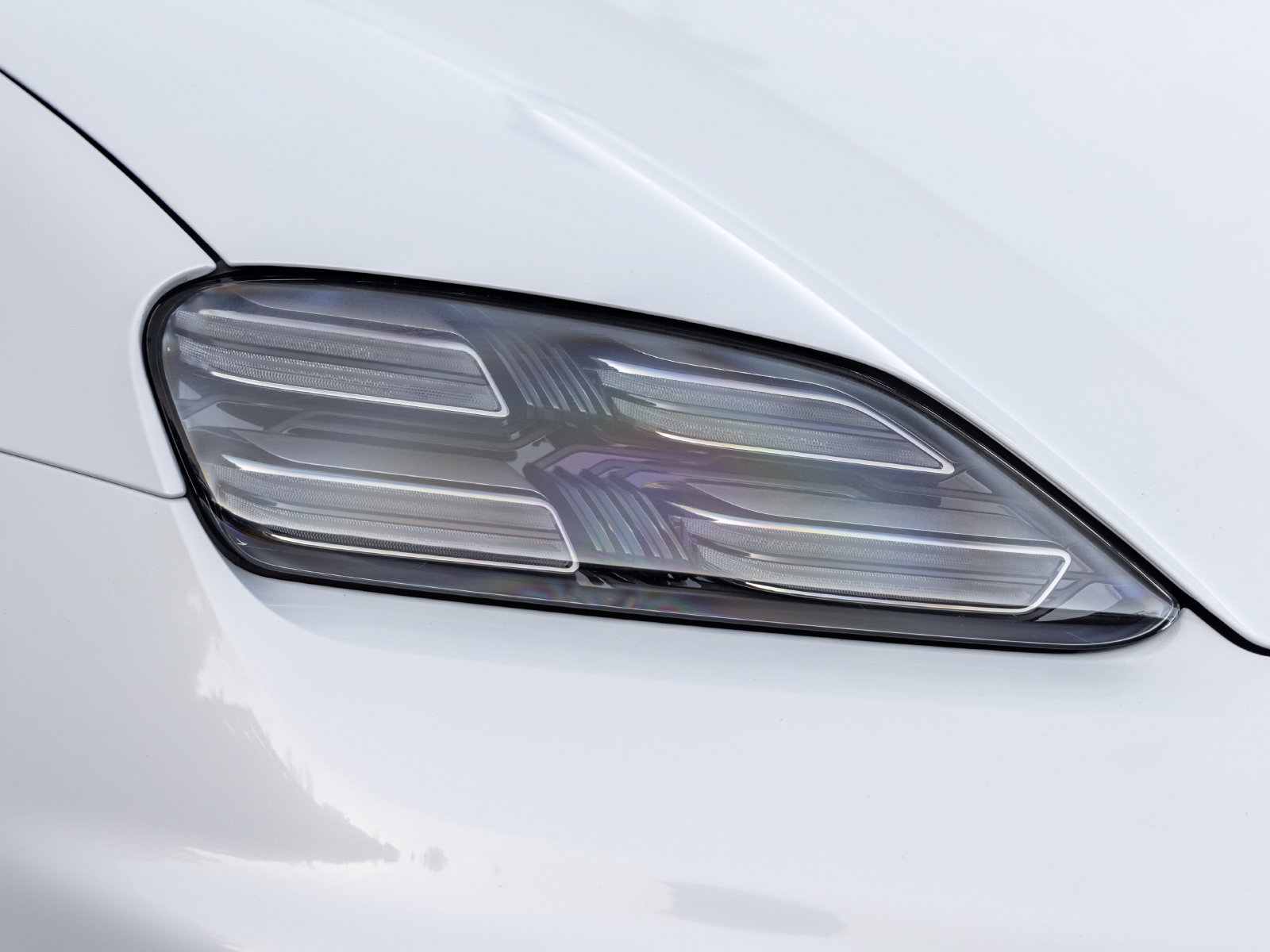 Certified 2025 Porsche Macan 4S Electric AWD/4WD image 15