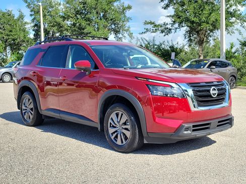 Certified 2025 Nissan Pathfinder SV FWD image 3