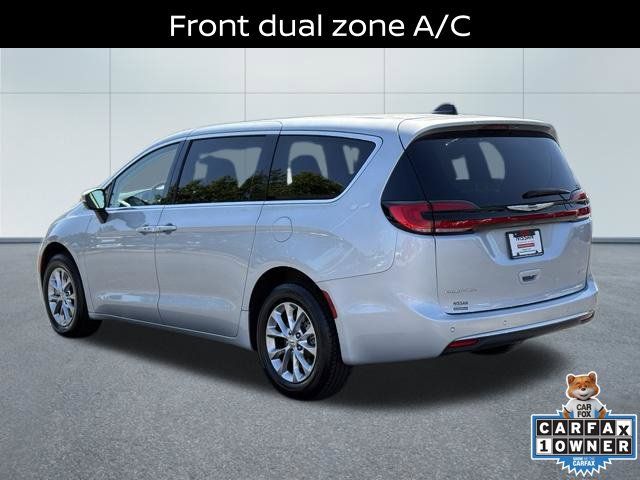 Used 2023 Chrysler Pacifica Touring-L AWD/4WD image 8