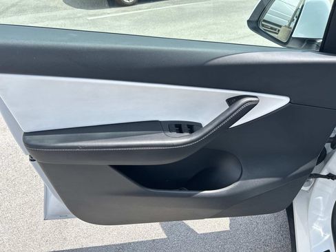 Used 2021 Tesla Model Y Long Range AWD/4WD image 29