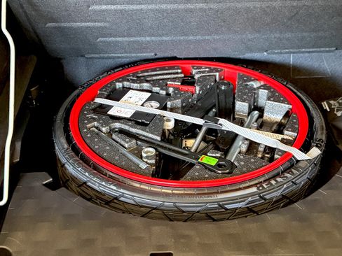 Used 2022 Porsche Cayenne Platinum Edition image 57