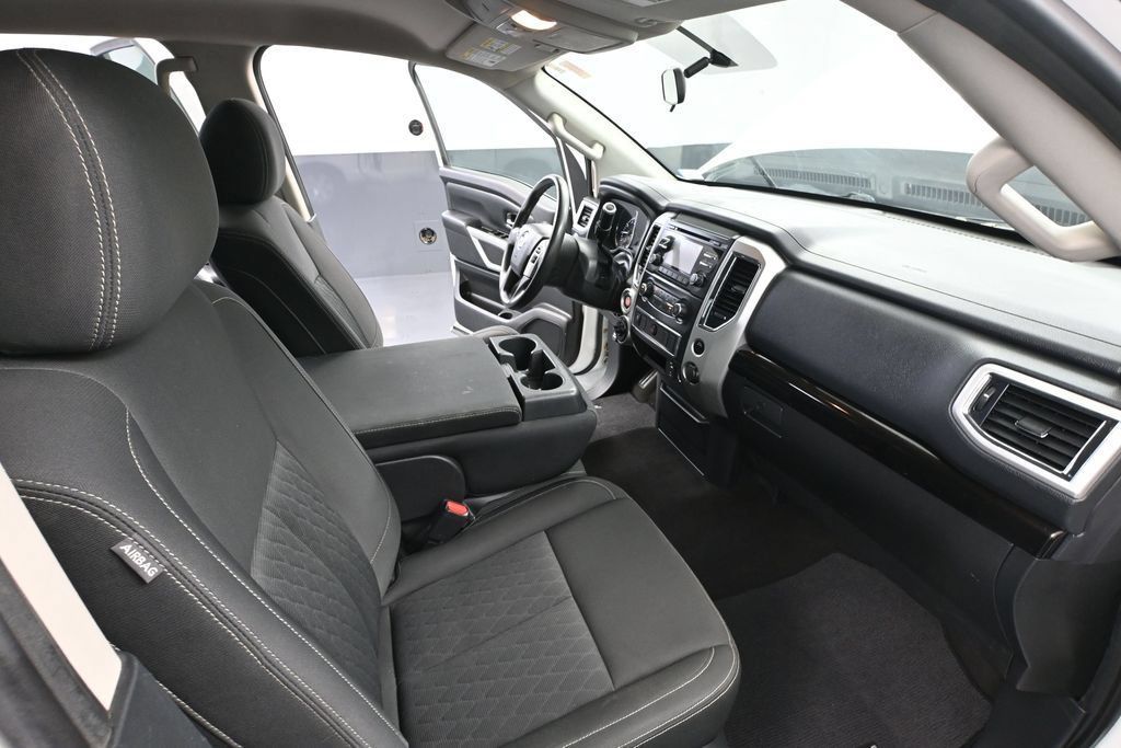 Used 2018 Nissan Titan SV AWD/4WD image 35