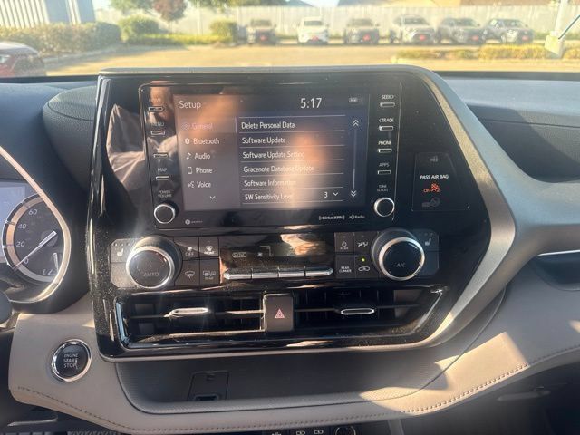 Used 2022 Toyota Highlander XLE AWD/4WD image 6