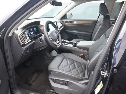 Used 2025 Volkswagen Atlas SE FWD image 16