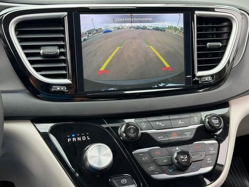 Used 2024 Chrysler Pacifica Touring-L image 18