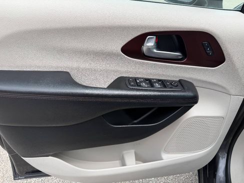Used 2020 Chrysler Pacifica Limited FWD image 23