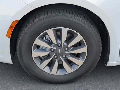 Used 2024 Chrysler Pacifica Limited FWD image 13