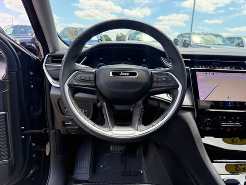 Used 2023 Jeep Grand Cherokee L Limited w/ Luxury Tech Group II AWD/4WD image 15