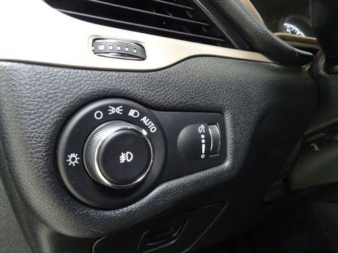 Used 2018 Jeep Cherokee Latitude w/ Altitude Package image 16