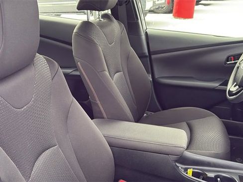 Used 2021 Toyota Prius LE image 28