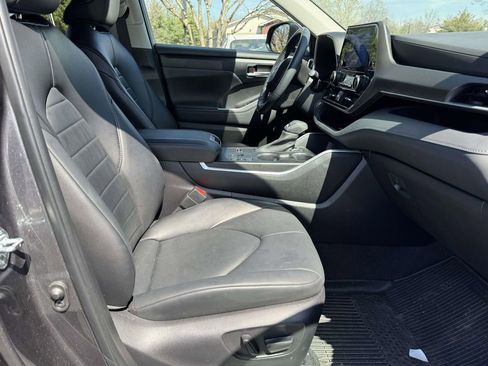 Used 2023 Toyota Highlander XLE image 14