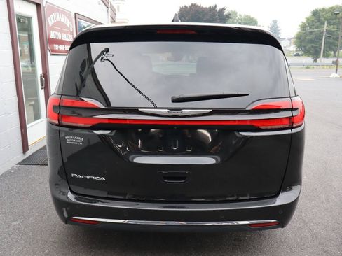 Used 2023 Chrysler Pacifica Touring-L FWD image 3