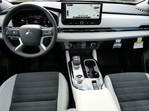 Used 2025 Mitsubishi Outlander SE AWD/4WD image 12
