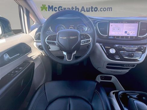 Used 2024 Chrysler Pacifica Touring-L FWD image 10