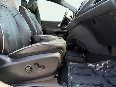 Used 2019 Chrysler Pacifica Limited w/ S Appearance Package FWD image 37
