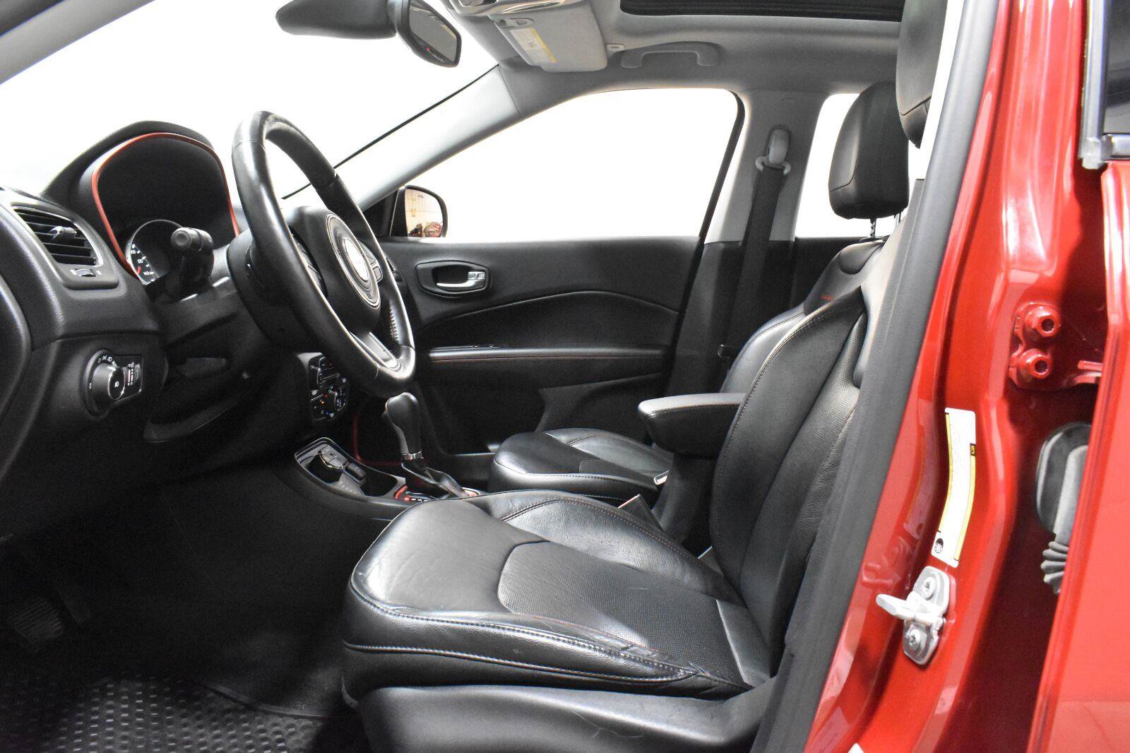 Used 2017 Jeep Compass Trailhawk w/ Leather Interior Group AWD/4WD image 3