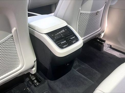Used 2025 Volvo XC90 B6 Plus AWD/4WD image 31